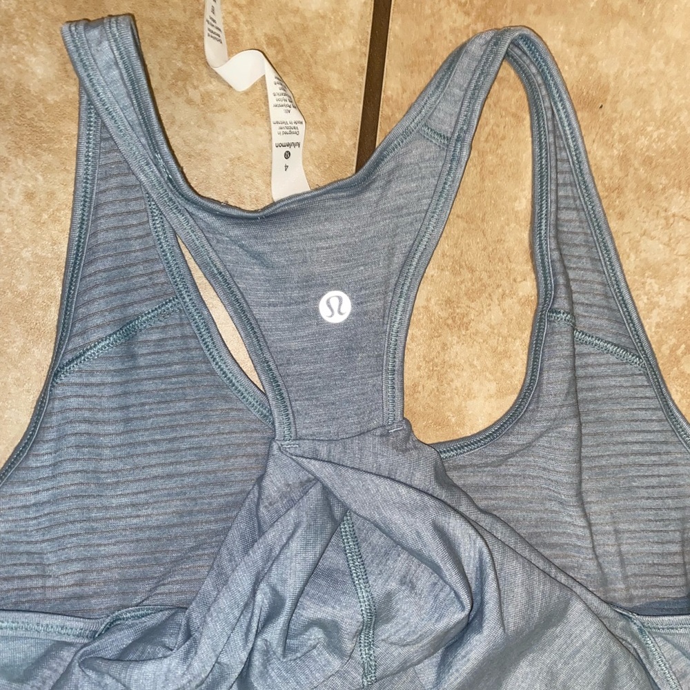 Lululemon tank size 4 - Picture 4 of 4